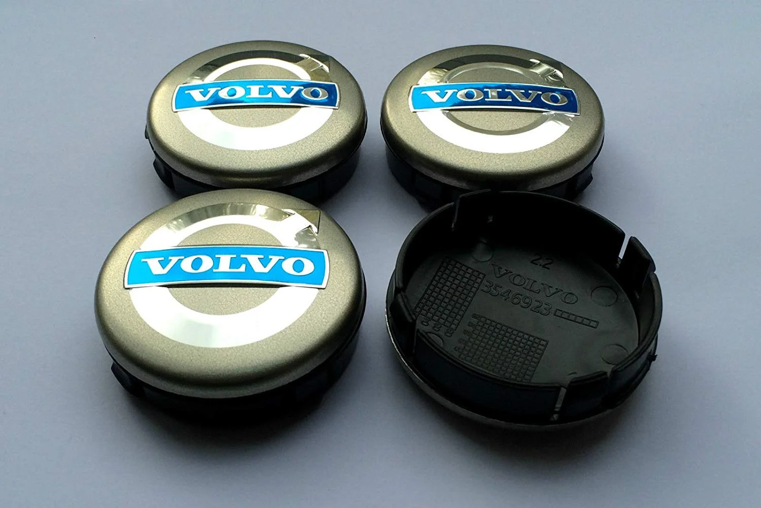 4 tapabujes en gris con el logo de Volvo de 64 mm