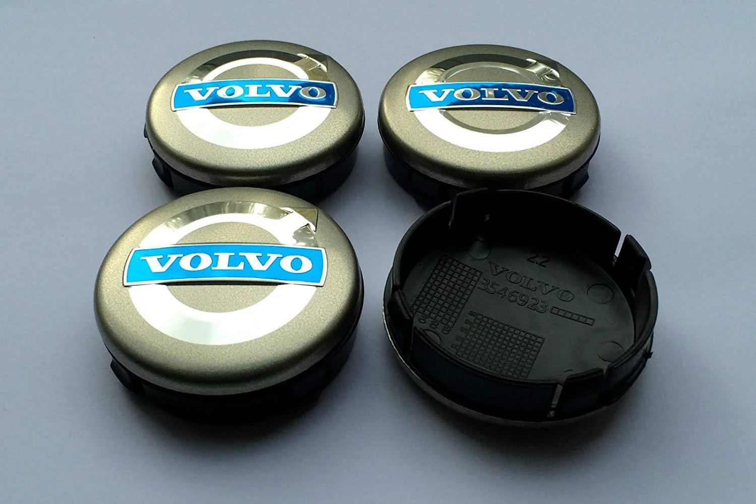 4 TAPABUJES EN GRIS CON EL LOGO DE VOLVO DE 64 MM